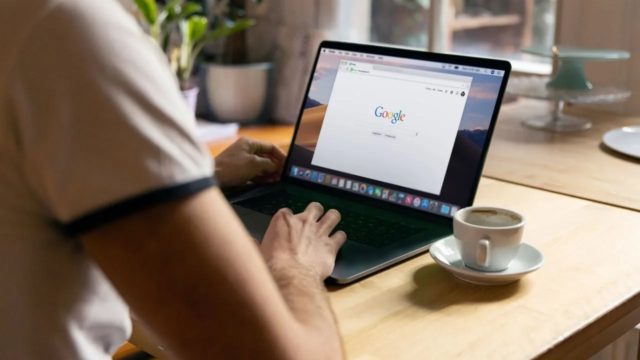 Auf iPhoneIslam.com durchsucht ein Mann mit einem Laptop Google und sucht nach Informationen über Apple.