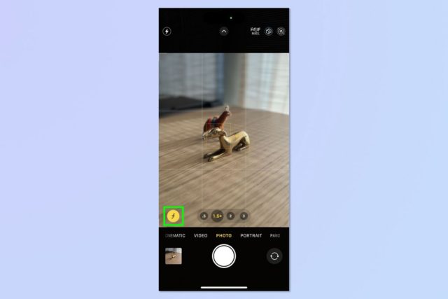 از iPhoneIslam.com آیفون 15 پرو تصویری از یک اسباب بازی روی میز را نشان می دهد که ویژگی دوربین چشمگیر آن را برجسته می کند.