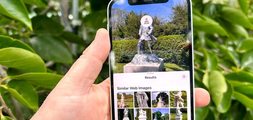 Do iPhoneIslam.com, o melhor método de pesquisa visual, mostrando uma pessoa segurando um telefone com a imagem de uma estátua.