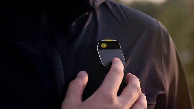 Do iPhoneIslam.com, uma pessoa vestindo uma jaqueta com um pequeno dispositivo acoplado foi presa em novembro.