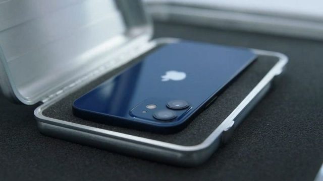 С сайта iPhoneIslam.com я избавился от синего iPhone, лежащего в чехле на столе.