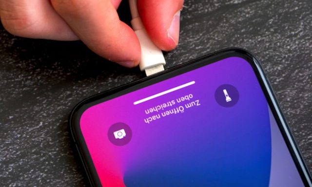 از iPhoneIslam.com، شخصی برای شارژ آیفون خود از کابل USB استفاده می کند.