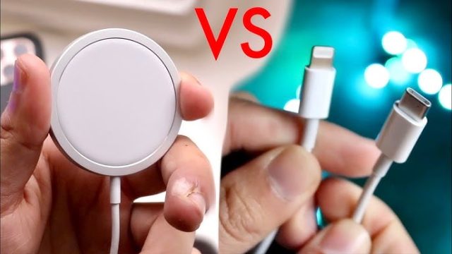 Dari iPhoneIslam.com, seseorang memegang charger iPhone dan charger nirkabel MagSafe.