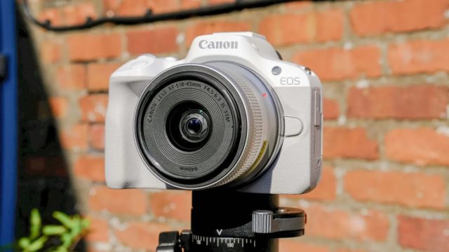 من iPhoneIslam.com، مراجعة Canon eos 5d mark ii وi-phone 15 pro.