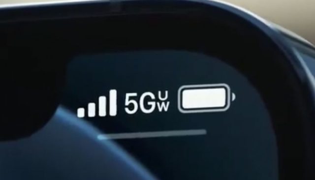 С сайта iPhoneIslam.com На приборной панели автомобиля присутствует сигнал 5G с использованием передовой технологии модемного чипа.