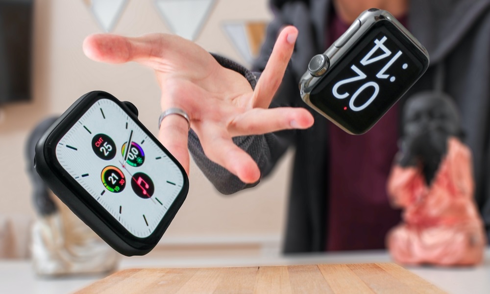 من iPhoneIslam.com، يد الإنسان تحوم فوق ساعتها الذكية.