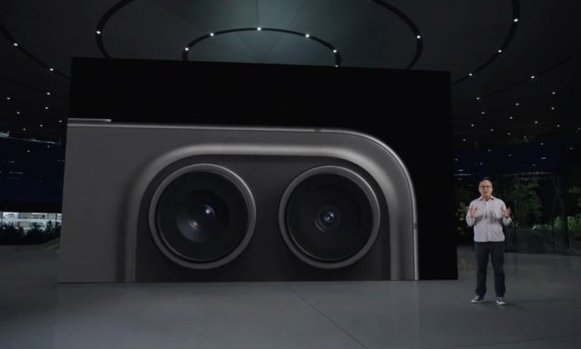 No iPhoneIslam.com, um homem fica em frente a uma grande tela com duas câmeras, aproveitando a captura de vídeo espacial.