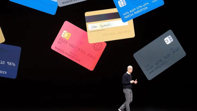 من iPhoneIslam.com، يقف تيم كوك من شركة أبل أمام عدد كبير من بطاقات الائتمان، ويسلط الضوء على التعاون مع جولدمان ساكس.