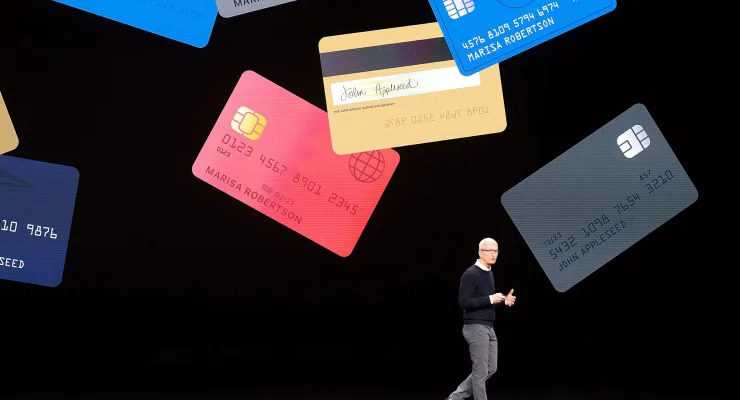 Do iPhoneIslam.com Tim Cook, da Apple, posa diante de uma série de cartões de crédito, destacando a colaboração com o Goldman Sachs.