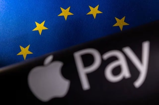 من iPhoneIslam.com، يظهر شعار Apple Pay أمام علم الاتحاد الأوروبي.