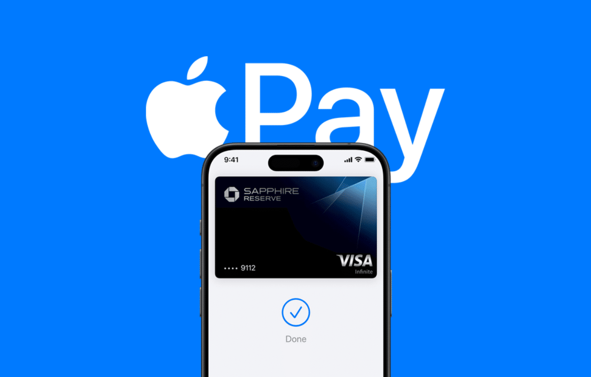 من iPhoneIslam.com، يتم عرض تطبيق Apple Pay على خلفية زرقاء.