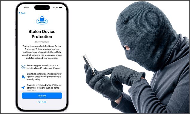 من iPhoneIslam.com، شخص يرتدي قناعًا أسود يستخدم هاتفًا خلويًا يتميز بميزة حماية الآي-فون الجديدة من Apple.