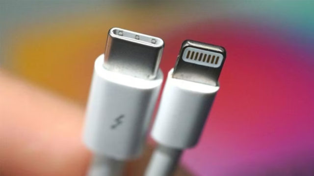iPhoneIslam.com에서 한 사람이 Apple Lightning 케이블을 들고 Apple Pay를 사용하여 빠르고 편리한 연결을 준비하고 있습니다.