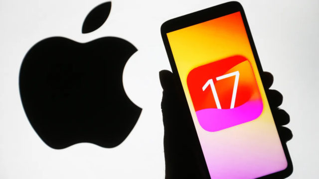 Van iPhoneIslam.com: Een persoon houdt een iPhone vast met het Apple-logo, waarop de audio-opnamefunctie in iOS te zien is.