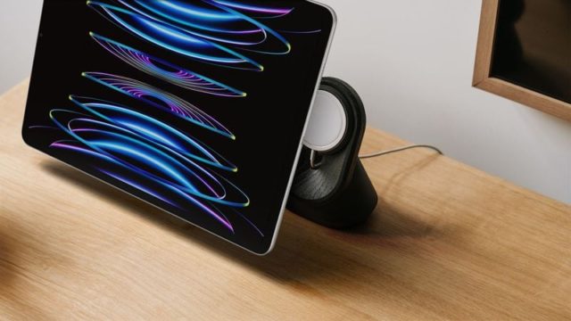 Z iPhoneIslam.com Apple iPad Pro stoi na biurku.