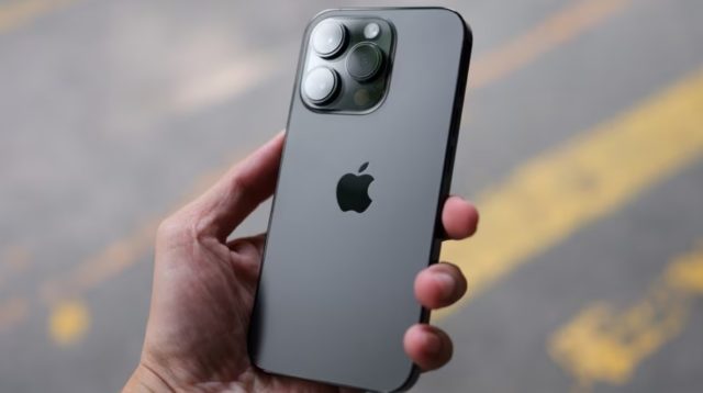 Van iPhoneIslam.com: Een persoon houdt iPhone 11 in de hand en laat de nieuwste functies van iPhone 11 Pro Max zien.