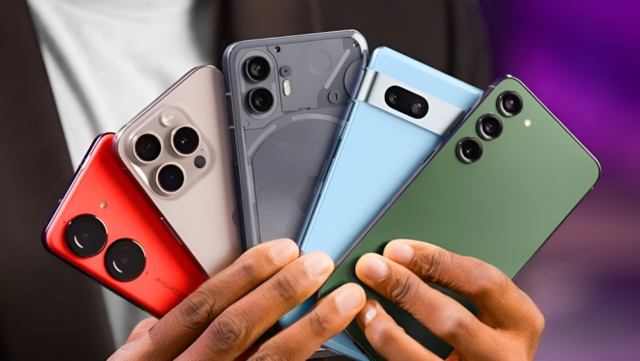 من iPhoneIslam.com، رجل يحمل عدة هواتف آيفون ملونة مختلفة.