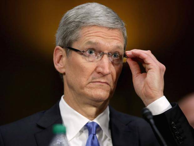 Ji iPhoneIslam.com CEO yê Apple Tim Cook dema ku beşdarî danişînê dibe şûşeyan li xwe dike.