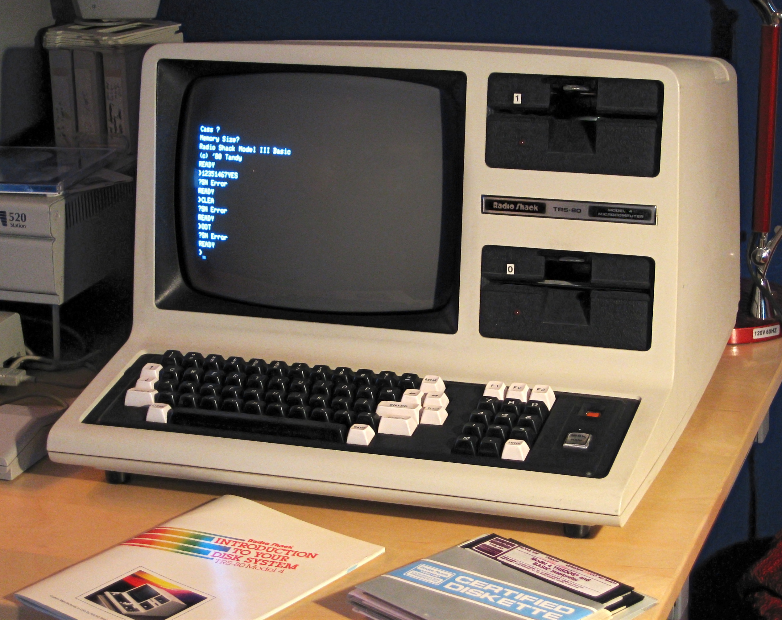 iPhoneislam.com से, डेस्क पर एक कंप्यूटर जिसकी स्क्रीन पर महत्वपूर्ण समाचार प्रदर्शित होते हैं।