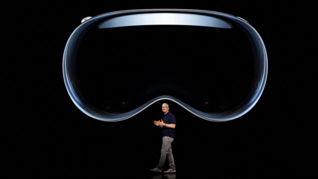 Dari iPhoneIslam.com, seorang pria berdiri di depan Apple Watch transparan saat pelatihan untuk karyawan Apple.