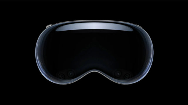 iPhoneIslam.com より、黒い背景に Vision プロ ゴーグルを備えた黒いヘルメット。