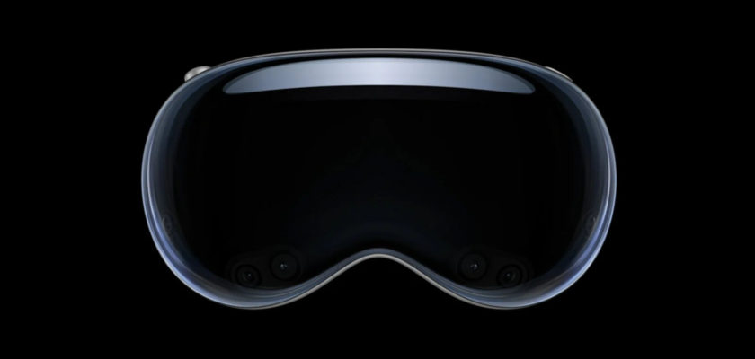 Sur iPhoneIslam.com, un casque noir avec des lunettes Vision pro sur fond noir.