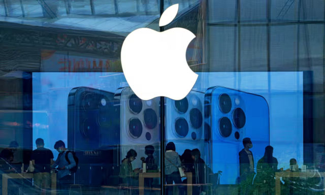 从 iPhoneIslam.com 来看，苹果标志出现在一家玻璃店前，展示了标志性的苹果品牌。