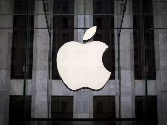 iPhoneIslam.com에서 Apple 로고가 유리 건물 앞에 나타나 Apple과 Apple 결제 시스템의 지배력을 상징합니다.