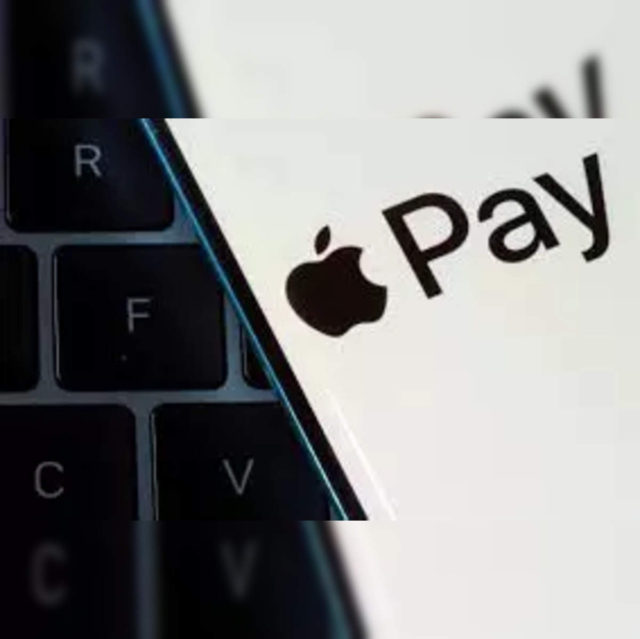 من iPhoneIslam.com، يتم عرض شعار Apple Pay، وهو نظام الدفع، على لوحة مفاتيح الكمبيوتر المحمول.