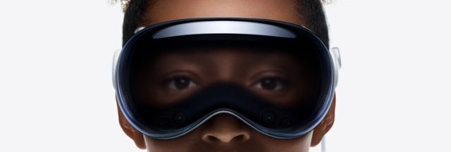 De iPhoneIslam.com, foto de una mujer con gafas esféricas Apple Vision Pro.