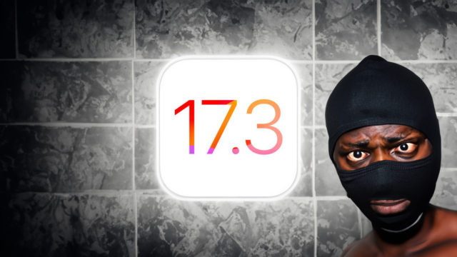 من iPhoneIslam.com، أحد مستخدمي iOS يرتدي سترة بغطاء للرأس ويقف أمام جدار مبلط.