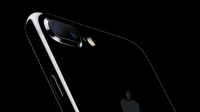 من iPhoneIslam.com، هاتف iPhone 7 أسود مقابل خلفية.