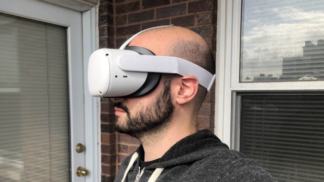 Z iPhoneIslam.com, Doświadczenie Apple Man: Stojący przed drzwiami w okularach Vision Pro.