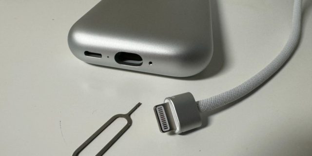 iPhoneIslam.com'dan, Ocak ayında kullanılmak üzere haberler ve kenar sohbetleri için ideal, kablo takılı gümüş rengi bir telefon.