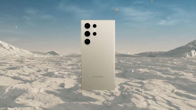 من iPhoneIslam.com، يقع هاتف Samsung Galaxy S10e على قمة جبل ثلجي أثناء الكشف عن سلسلة Galaxy S24 في مؤتمر سامسونج