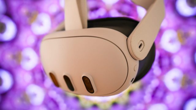 Dari iPhoneIslam.com, tampilan close-up headset di depan latar belakang ungu, memberikan pengalaman yang mendalam kepada pemirsa.