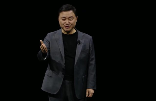من iPhoneIslam.com، رجل يرتدي بدلة يتحدث على خشبة المسرح أثناء إطلاق سلسلة Galaxy S24 في مؤتمر شركة Unpacked