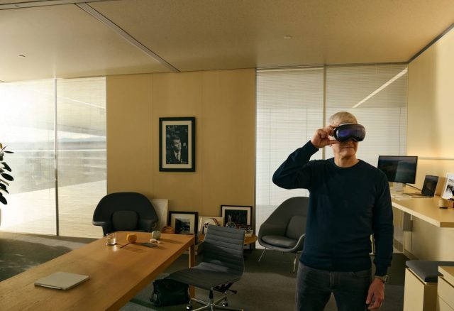 iPhoneIslam.com에서 Apple Vision Pro 고글을 착용한 한 남성이 디지털 펜타닐이라는 특별한 기술적 경이로움을 사용하여 놀라운 가상 현실을 경험하고 있습니다.