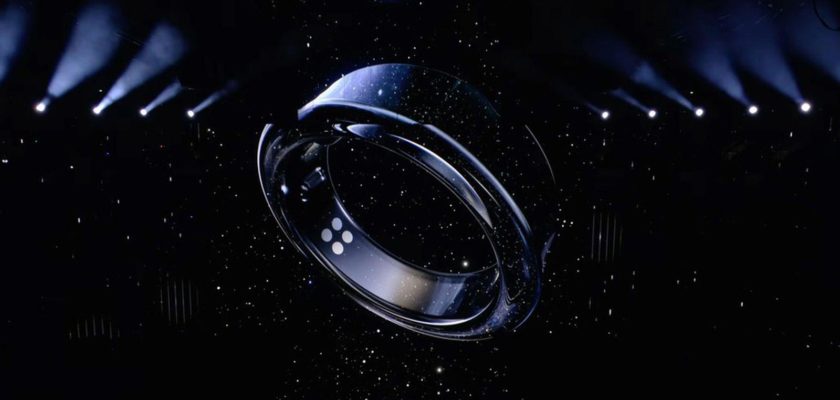 Van iPhoneIslam.com, foto van een zwarte ring in het donker. Deze slimme ring is elegant en modern, perfect voor wie een vleugje verfijning aan zijn garderobe wil toevoegen.