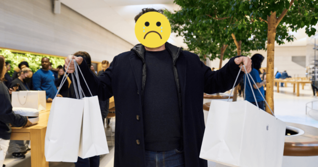 iPhoneislam.com से, एक आदमी सेब की दुकान में शॉपिंग बैग ले जाता है।