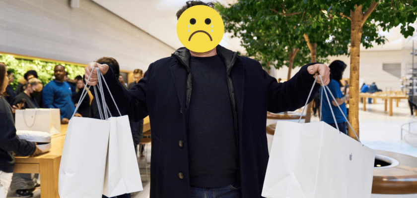 Z iPhoneIslam.com: Mężczyzna nosi torby na zakupy w sklepie z jabłkami.