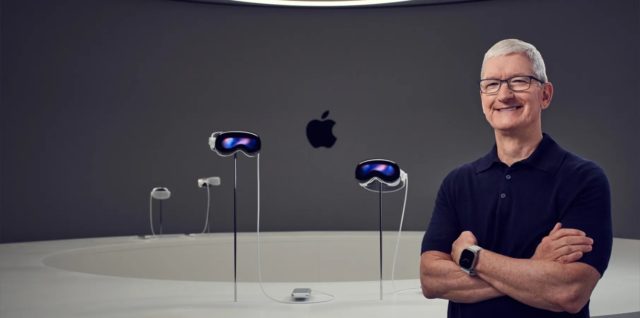 Tim Cook, iPhoneIslam.com'da Apple Vision Pro kulaklıklarını gösteriyor.