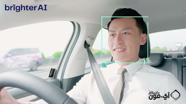 iPhoneIslam.com에서 한 남자가 Brighter AI에 가입한 후 더 밝은 AI 자동차를 운전합니다.