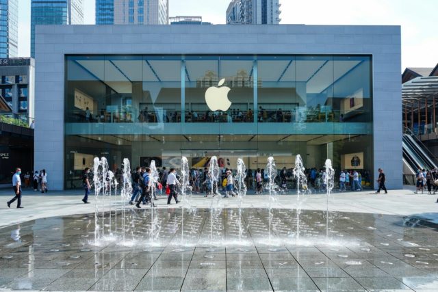 iPhoneIslam.com에서 상하이의 한 사과 매장 앞에는 분수대가 있습니다.