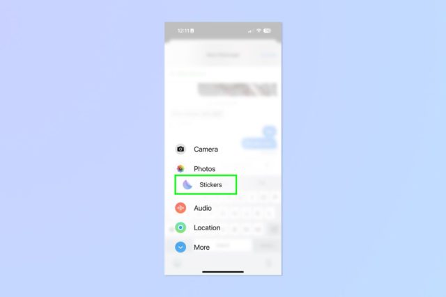 Van iPhoneIslam.com, telefoonscherm met groene knop gebruikt om iOS 17-berichten of handige truc te repareren.