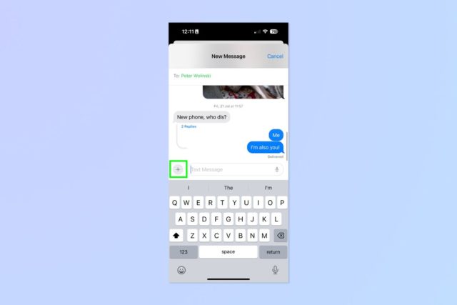 Op iPhoneIslam.com toont een telefoonscherm met een sms-bericht de handige truc om het meest vervelende probleem in iOS 17-berichten op te lossen.