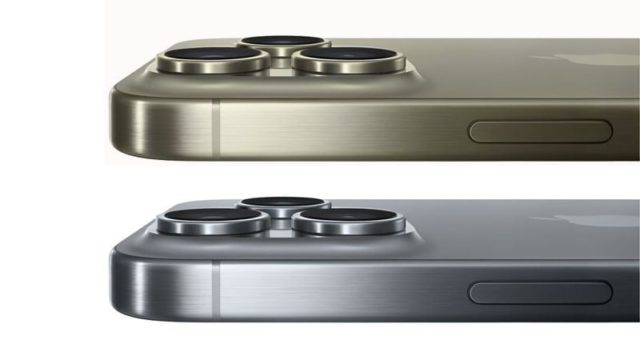 iPhoneIslam.com'dan çift kamera lensli gümüş rengi bir iPhone.