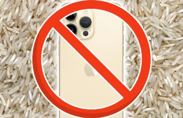 Van iPhoneIslam.com, iPhone omgeven door natte rijst met een bordje 'Geen rijst'.
