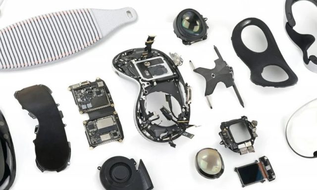 From iPhoneIslam.com 흰색 표면에 다양한 전자 부품이 가지런히 배열되어 있습니다.