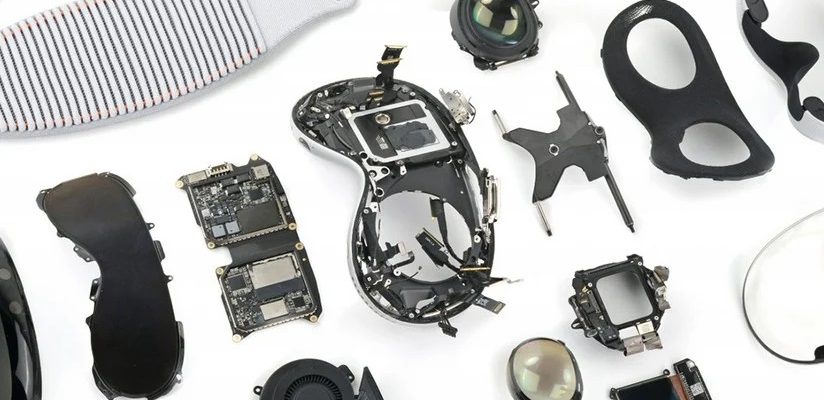 Depuis iPhoneIslam.com Divers composants électroniques sont soigneusement disposés sur une surface blanche.